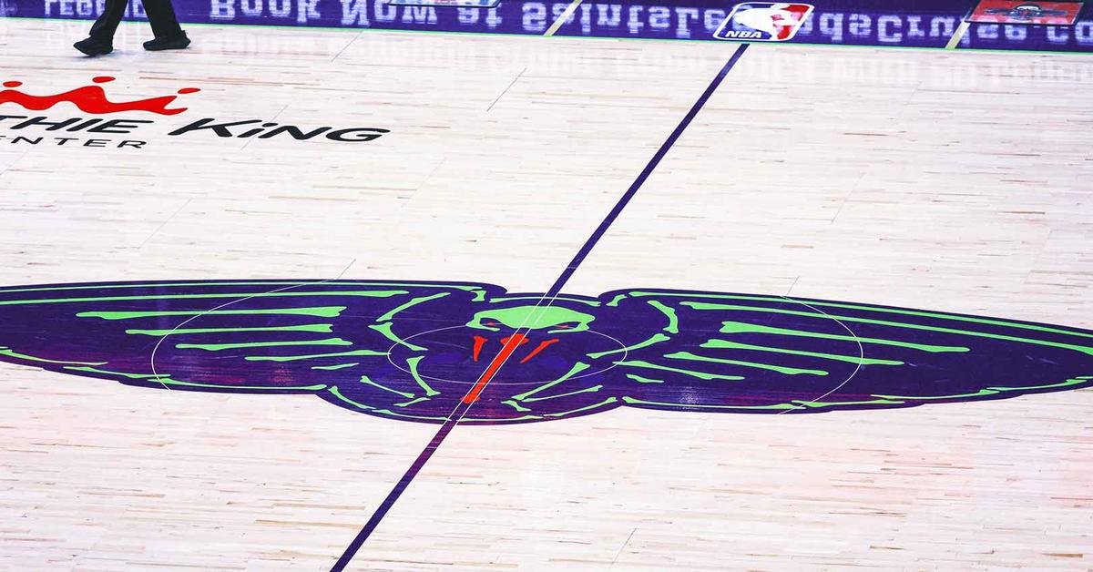 Új orleans-i kúszóversenyt nyert egy pelicans szurkoló csecsemő