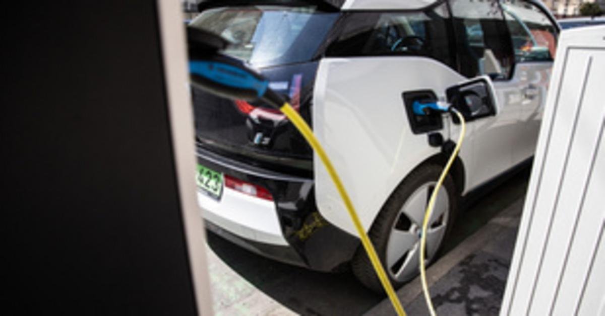 Elektromos autók támogatása: új bejelentés az energiügyi minisztériumtól