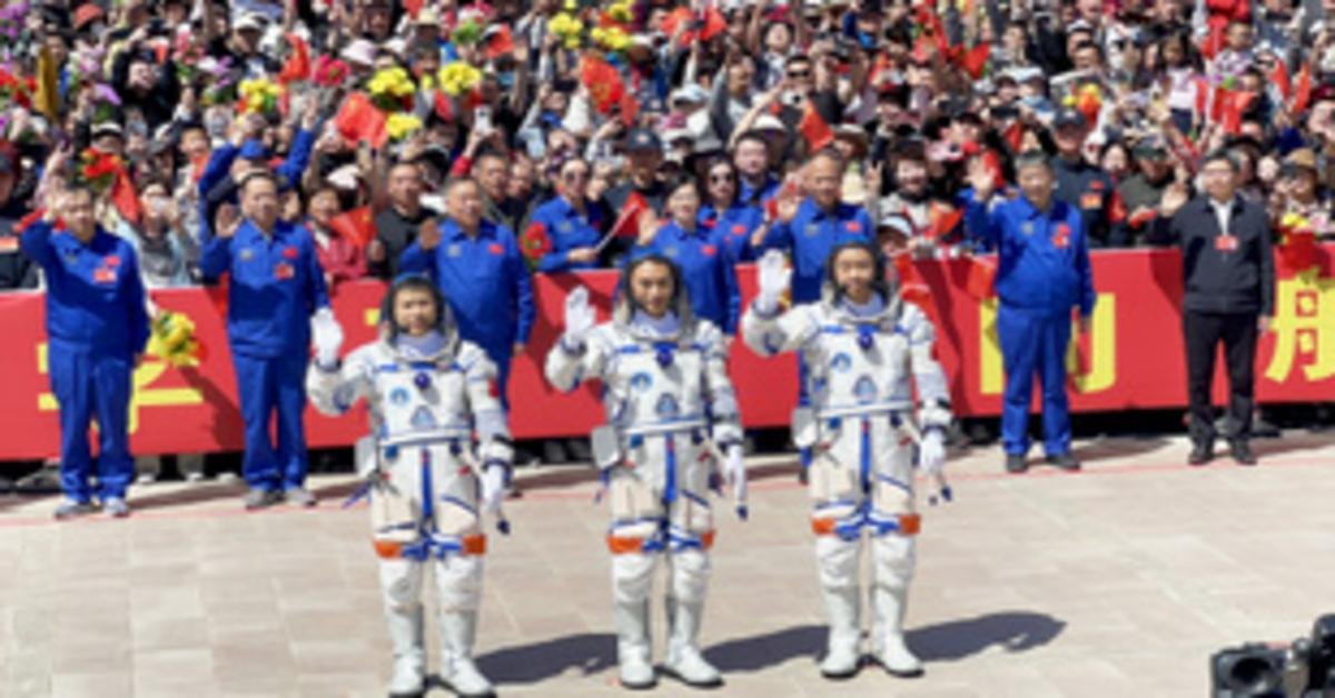 Kínai űrhajósok úton az új űrállomás felé