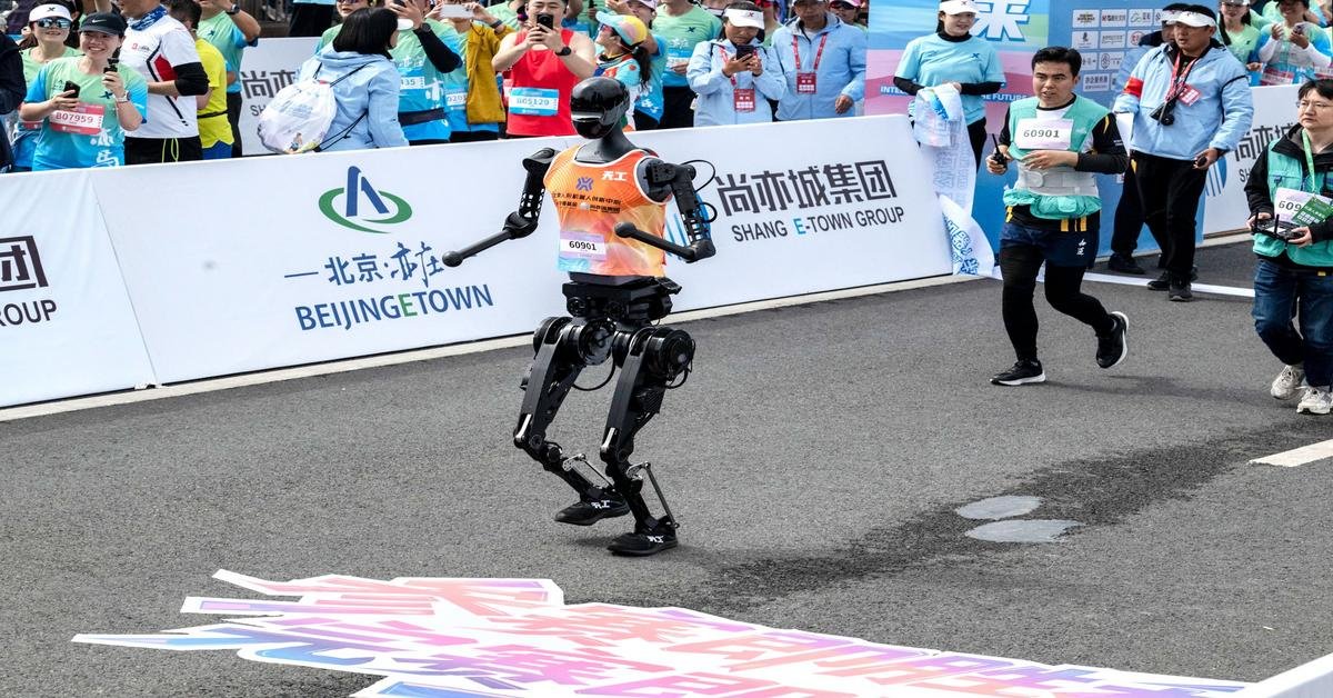 Humanoid robotok is rajtvonalhoz álltak a pekingi félmaratonon
