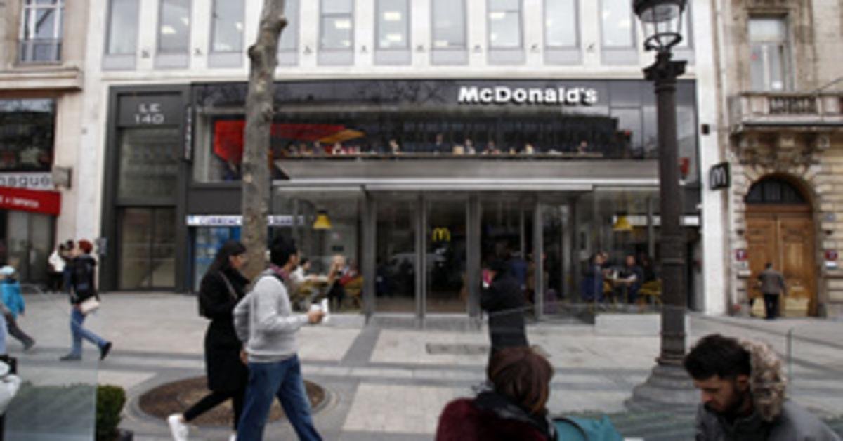 Franciaország bojkottálja az amerikai termékeket, köztük a Teslát