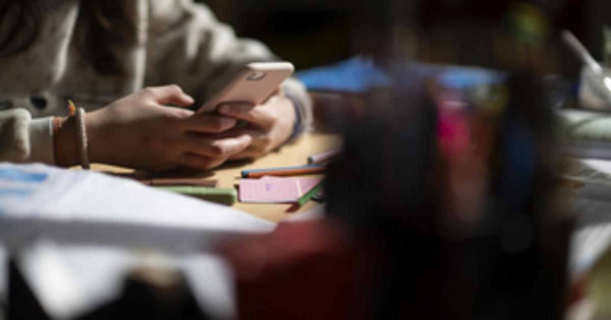 Macron új szabályozást vezet be a közösségi médiára