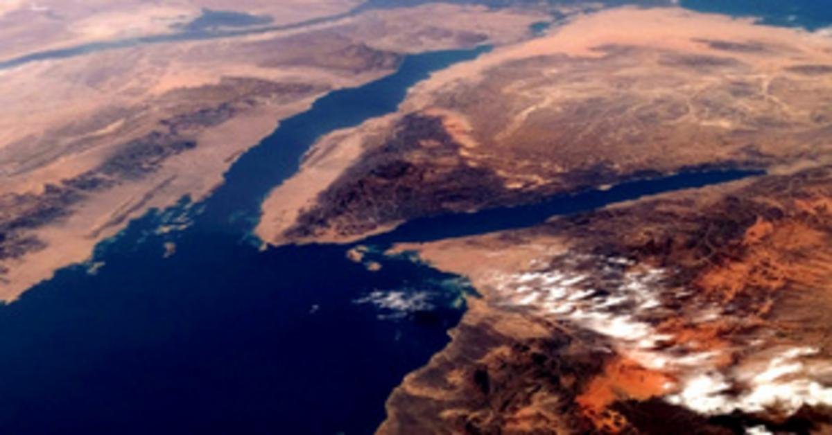 Olajfúró hajó balesete a Szuezi-csatornában: több halálos áldozat