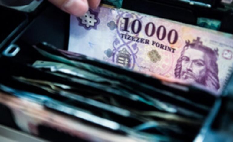 A forint árfolyama történelmi mélypontra zuhan 2025-ben