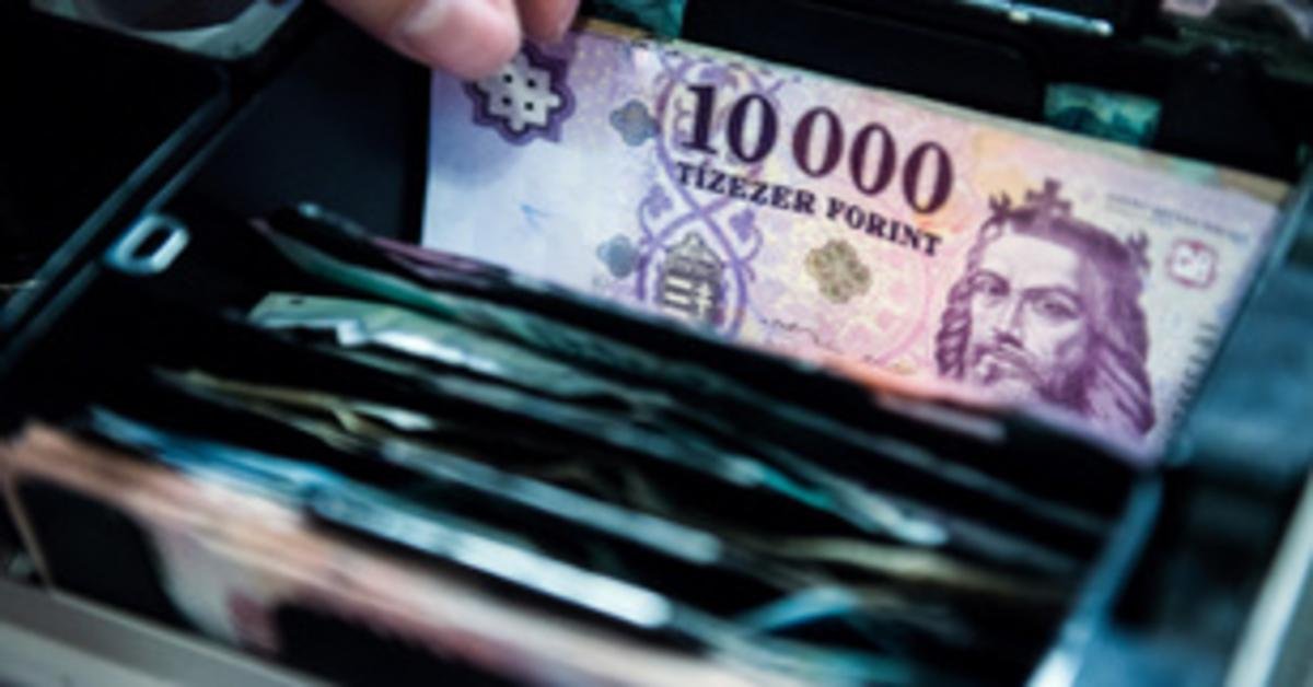 A forint árfolyama történelmi mélypontra zuhan 2025-ben