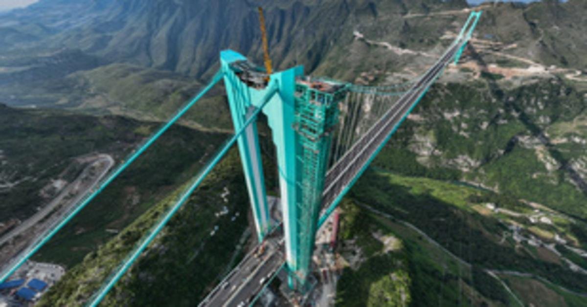 Új híd nyílt a huajiang grand canyon felett Kínában