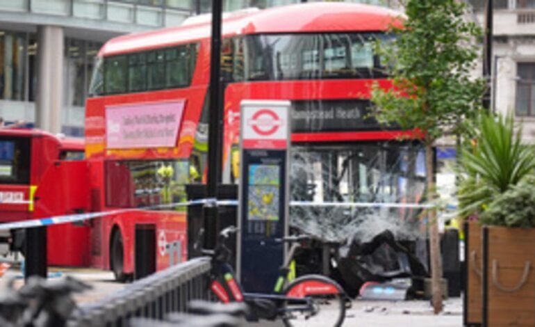 Buszbaleset Londonban: sok sérült, nagy mentőakció indult