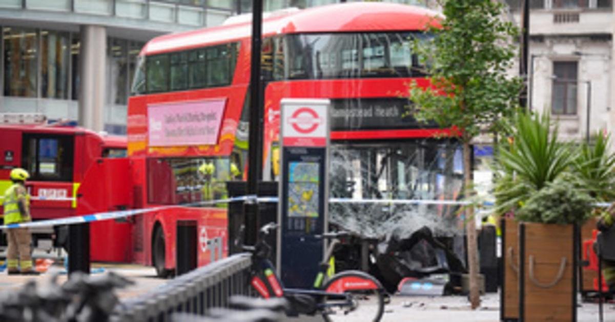 Buszbaleset Londonban: sok sérült, nagy mentőakció indult