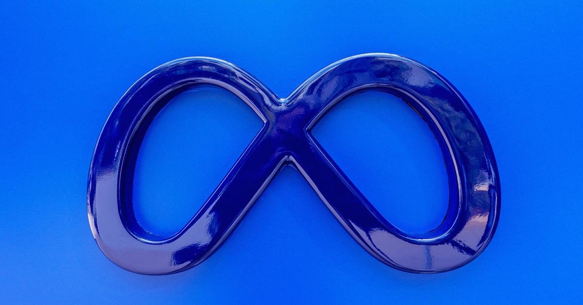 Már nem tilthat pornót a Facebook társalgási platformján