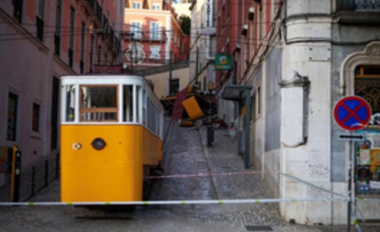 Lisszabonban kisiklott vonat: tizenhatan meghaltak, többen megsérültek