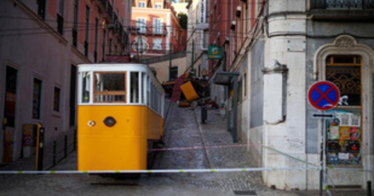 Lisszabonban kisiklott vonat: tizenhatan meghaltak, többen megsérültek