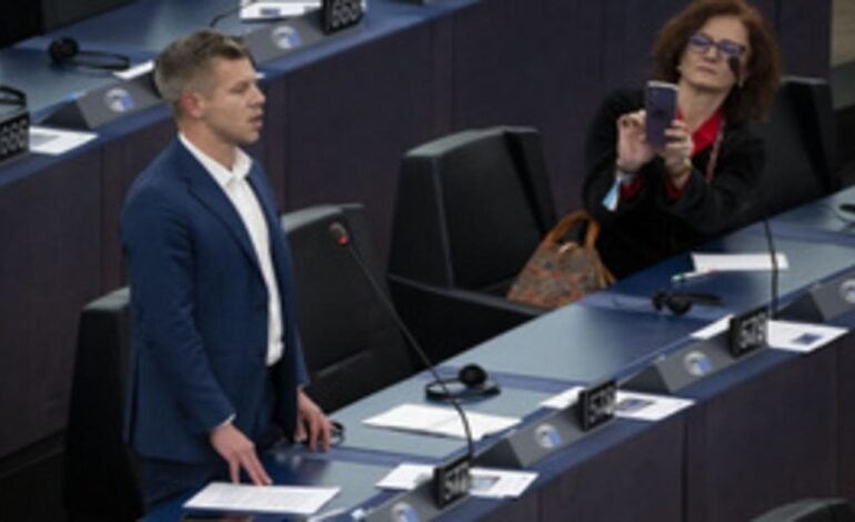 Felfüggesztették két magyar EP-képviselő mentelmi jogát