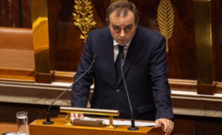 Bizalmatlansági indítvány miatt krízis Franciaországban