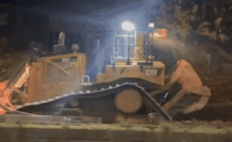 Részeg férfi buldózerrel rendezett felfordulást Wolverhamptonban