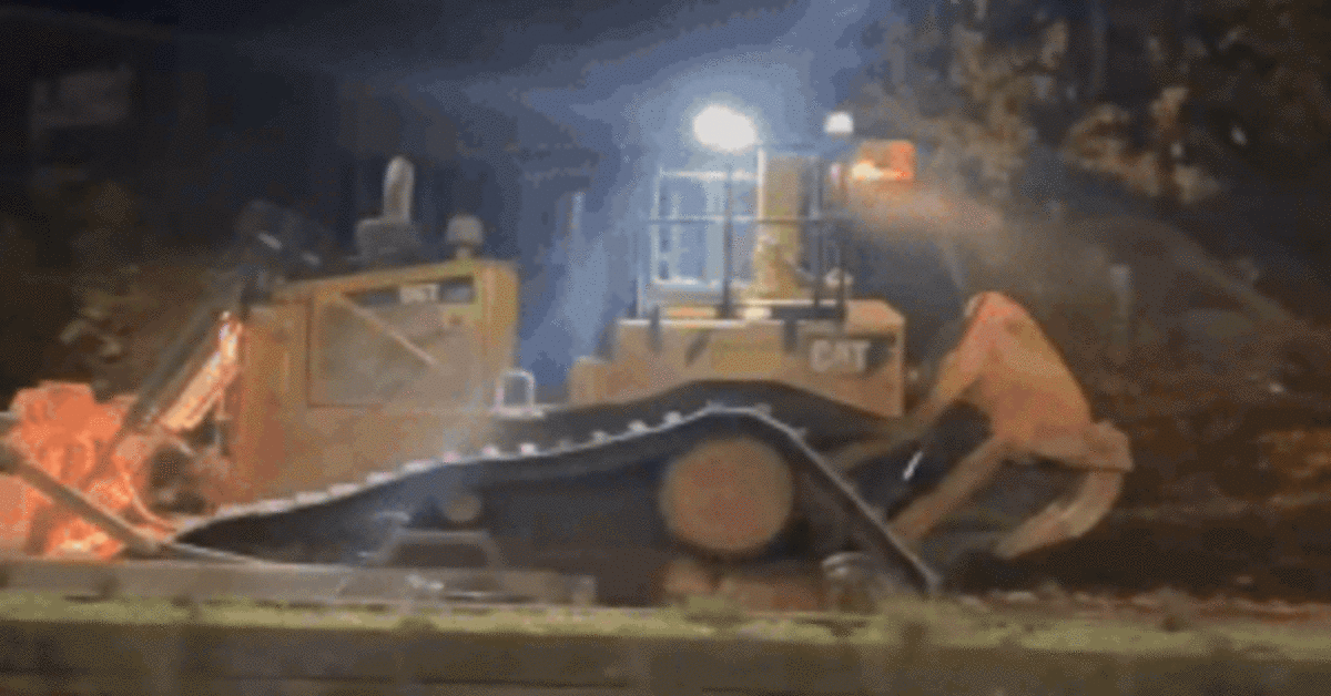 Részeg férfi buldózerrel rendezett felfordulást Wolverhamptonban